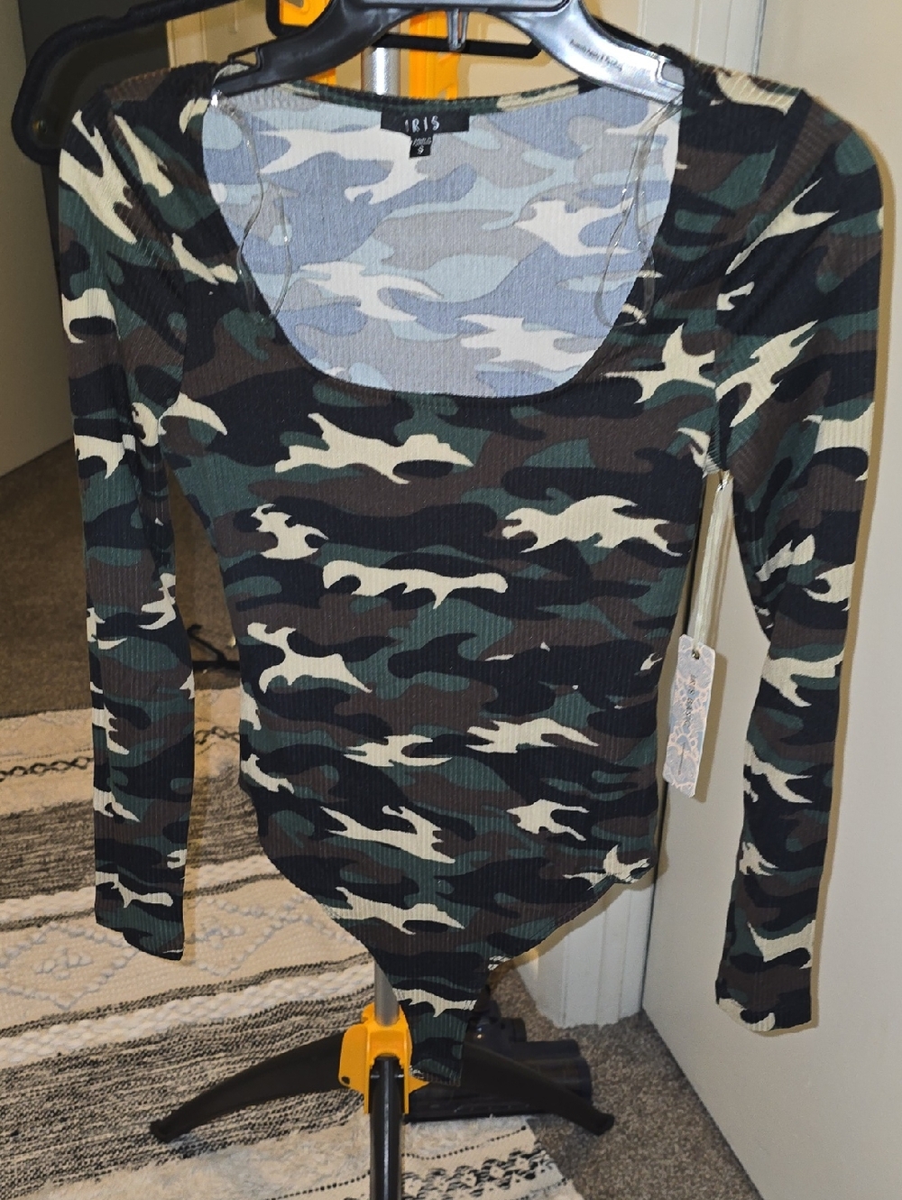 $5 - MUST iris Ribbed Long-Sleeve Scoop-Neck Camo Bodysuit - Green, Black, Cream